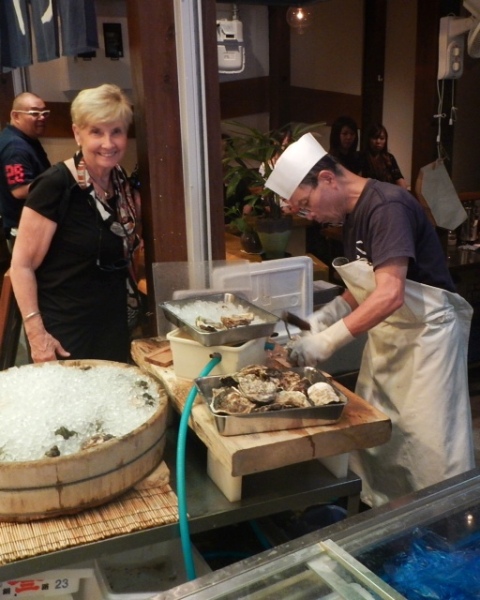Cleaning oysters in the market